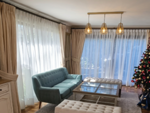 Cortinas a medida en Ñuñoa con 5.0 estrellas en Google. Roller, blackout y más. Medición, confección e instalación garantizada.
