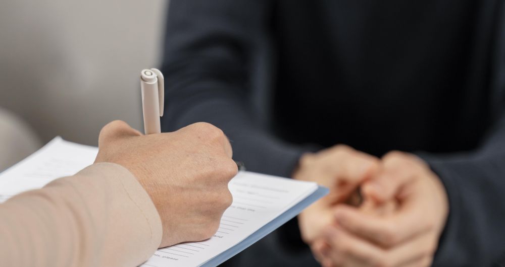 terapeuta-de-mujer-de-tiro-medio-tomando-notas-en-el-portapapeles