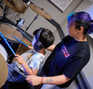 Clases de batería y canto en Ñuñoa. Escuela de música para todas las edades con metodología paso a paso.